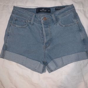 Hollister - high rise boyfriend / mom shorts